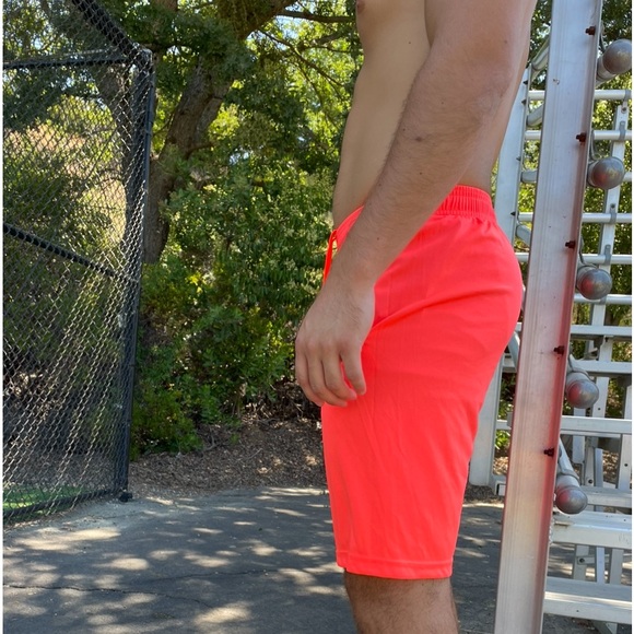 UNDER ARMOUR MEN NEON ORANGE SHORTS WORKOUT SPORT TRAINING RUNNING TECH GRAPHICS - Picture 8 of 17